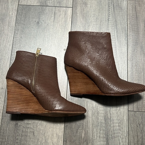 JOIE 'JALENA' SNAKE EMBOSSED POINTY TOE WEDGE BOOTIE SZ 39.5 BROWN - Picture 2 of 8